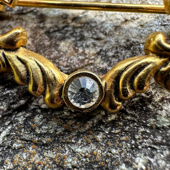 Elegant Multilana Gold and Floral Brooch with Enamel Red Accents - Picture 2 of 6